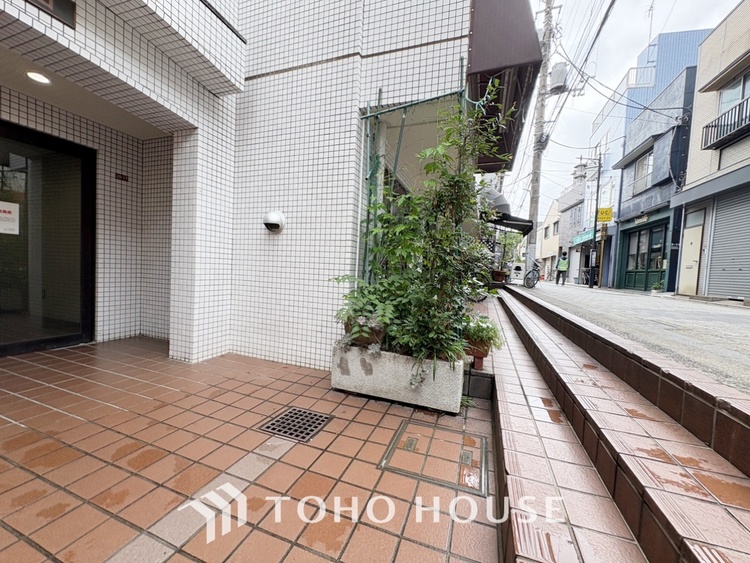 その他 ◆木漏れ日◆の様な採光が優しく足元を照らし、心地いい暮らしの道しるべを写し出す。この空間で過ごす家族との語らいの時間がとても素敵で幸せを感じるかもしれない。【Holiday of a home】