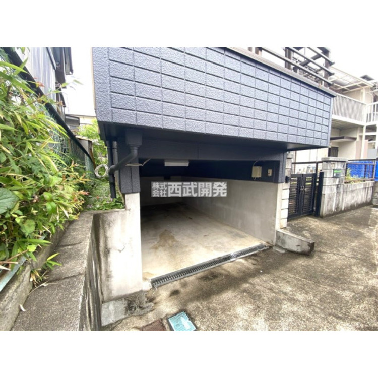 駐車場 外観半地下駐車場