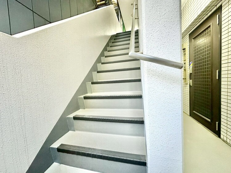 その他 共用部の階段です。明るく清潔に管理されています。