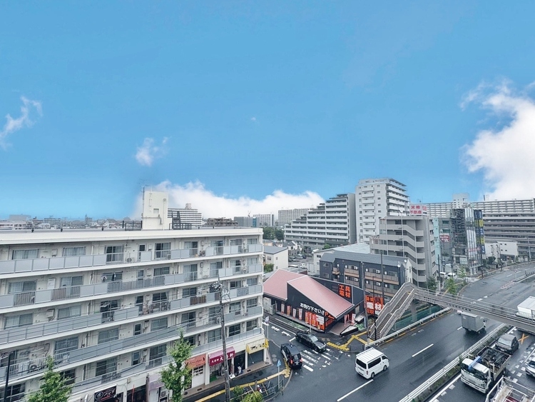 バルコニー 窓を開けると広がる青空。心をリフレッシュして日々を過ごしていきましょう。