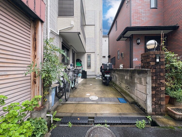 駐車場 本物件の駐車スペースです。車種制限のある場合もございますので、お気軽にお問い合わせくださいませ。