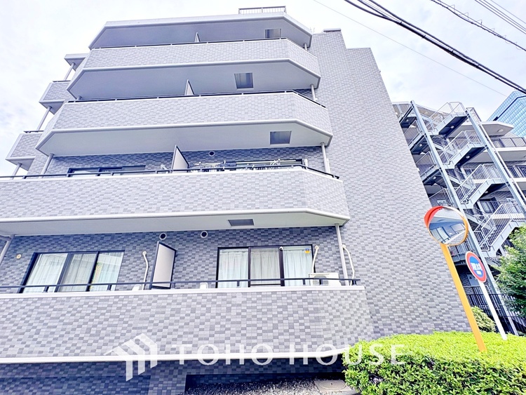 外観 ほんの少しのこだわり。ちょっとした色使いがその家がもつ雰囲気、趣（おもむき）を携え、暮らす家族や訪ねてくる友人・知人に新鮮な香りを運んできます。