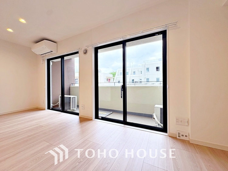内装 使いやすく、明るい洋室に仕上がります。子供部屋や趣味のお部屋にご利用できます。ご自身で家具などを配置し、素敵な空間を創り上げられます。