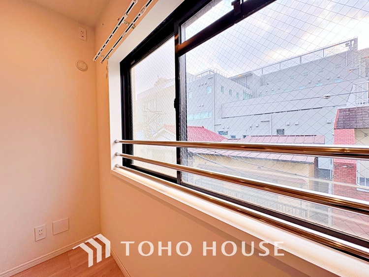 内装 使いやすく、明るい洋室に仕上がります。子供部屋や趣味のお部屋にご利用できます。ご自身で家具などを配置し、素敵な空間を創り上げられます。