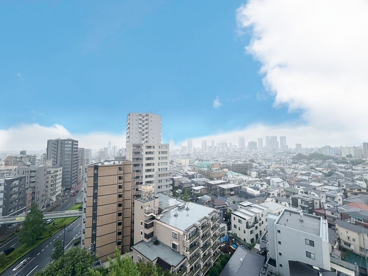 バルコニー 窓を開けると広がる青空。心をリフレッシュして日々を過ごしていきましょう。