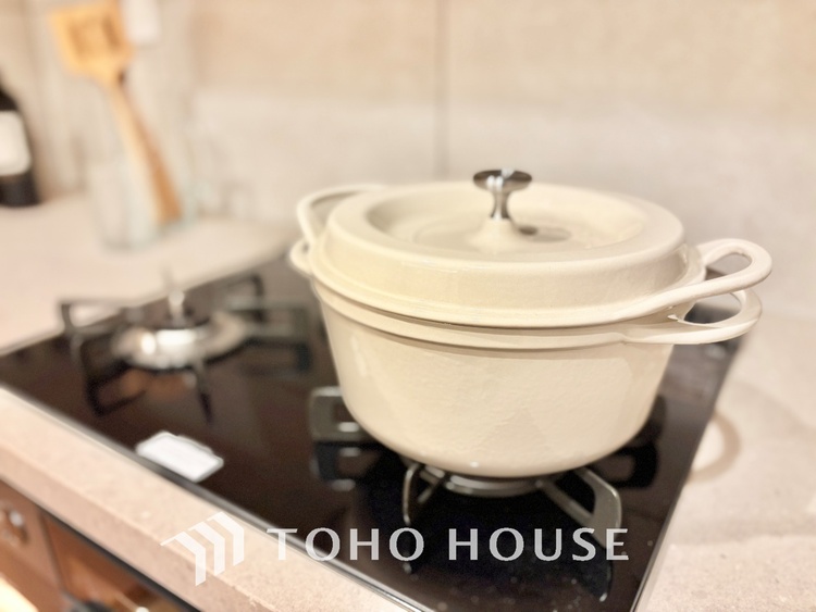 キッチン 時を超えて愛されるデザインが、日常を特別なひとときへと昇華させます。この場所から、心満たされる豊かな食卓が始まります。