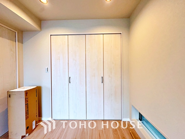 内装 使いやすく、明るい洋室に仕上がります。子供部屋や趣味のお部屋にご利用できます。ご自身で家具などを配置し、素敵な空間を創り上げられます。