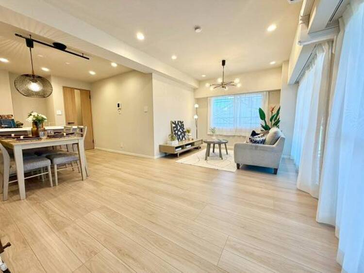 居間 リビングとつながるお部屋は、お友達が遊びに来た時にも使えますし、ちょっと疲れた時にお昼寝できるのも嬉しいですね。