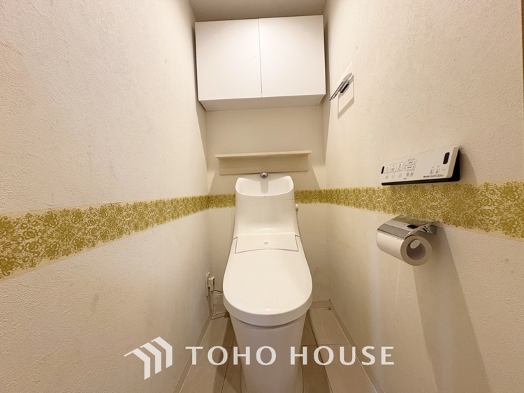 トイレ 【toilet】トイレットペーパーの使用回数を減らせることです。 シャワートイレを使用すれば、洗浄して汚れを落とすことができるため、トイレットペーパーの使用を最小限にとどめることができます。