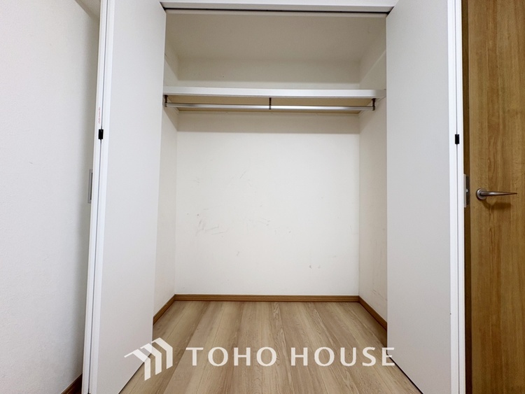 収納 【closet】奥行きのあるクローゼットを採用。衣装ケースや、掃除機といった電化製品まで多くの物を収納できるようなつくりになっております。是非一度、ご自身の目でお確かめ下さい。