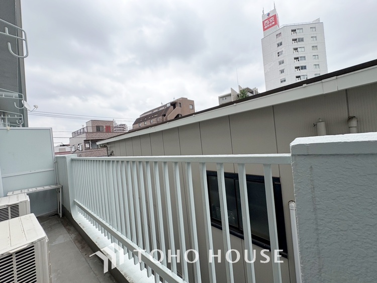 バルコニー ◆青空テラス◆ベランダから望む紺碧の空からそよ風、そして目に映るのはグリーン広がる風光明媚な世界。それは清々しい自然の薫りを肌で感じる幸せな空間。