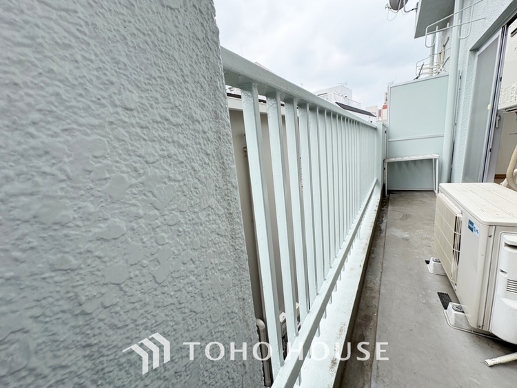 バルコニー 【Blue sky terrace】見上げると、空。時間を忘れ大空を見上げるなんて、いつぶりだろうか。こんなにも広く美しい情景がこの頭上にあったなんて。時間を忘れ、時を知る。
