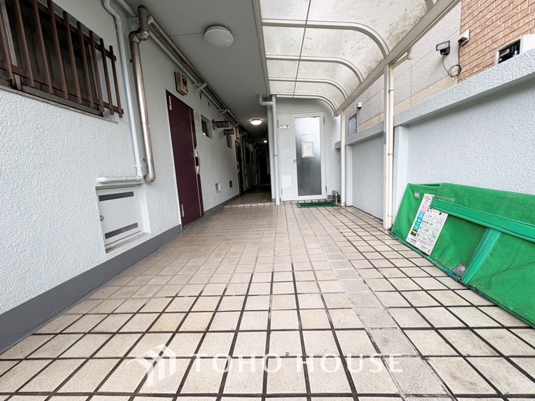 エントランス 【Entrance】仕事は好きだ。でも今日という一日はあまり芳しくない日もある。とぼとぼと家路に付く頃、ふと目を上げると我が家のエントランス。