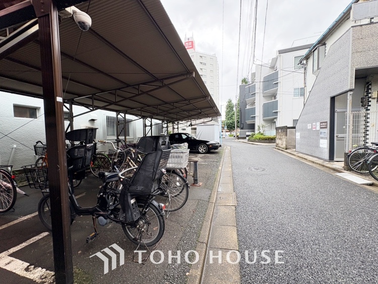 その他 【By the window】◆窓辺◆窓を開けベランダに出ると当所なく広がる街と空のスクリーン。風が凪ぎ一時停止する目の前の画面