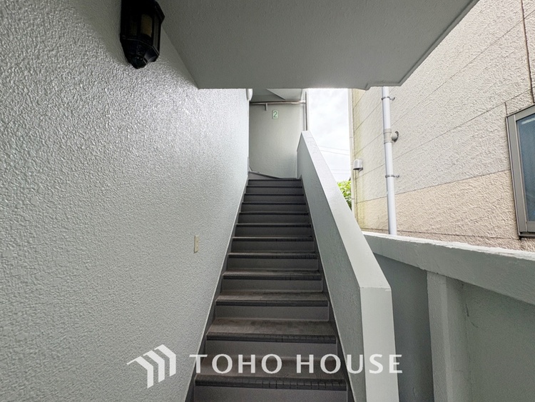その他 ◆木漏れ日◆の様な採光が優しく足元を照らし、心地いい暮らしの道しるべを写し出す。この空間で過ごす家族との語らいの時間がとても素敵で幸せを感じるかもしれない。【Holiday of a home】