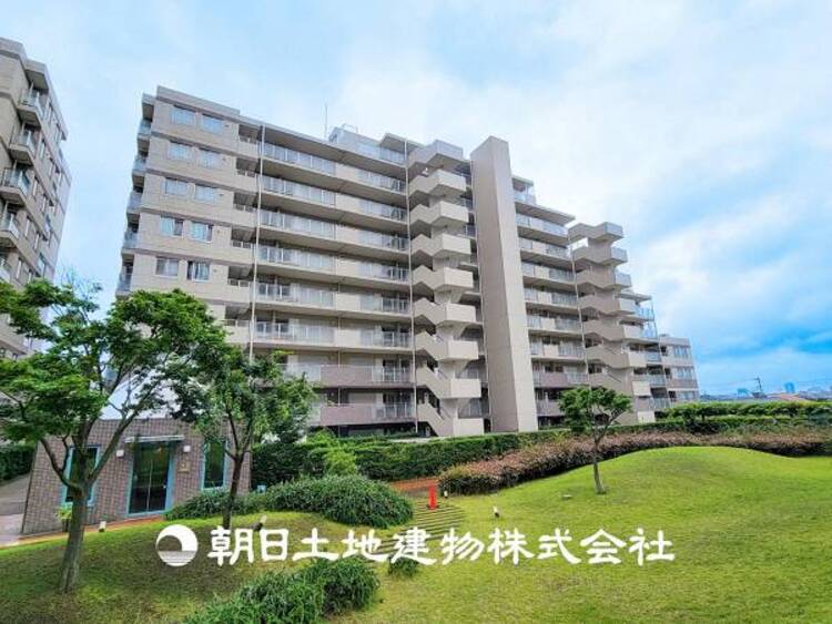 外観 【外観写真】目の前に手を伸ばせば、触ることが出来そうな環境が、そのままインテリアになったような印象です。その豊かな眺望にふさわしい空間には、通風・採光にも優れ、心地よい光と風があふれています。