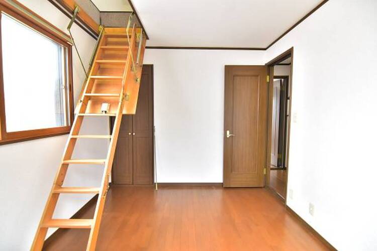 内装 小屋裏収納付きで空間を有効活用。収納力も魅力の居室です。