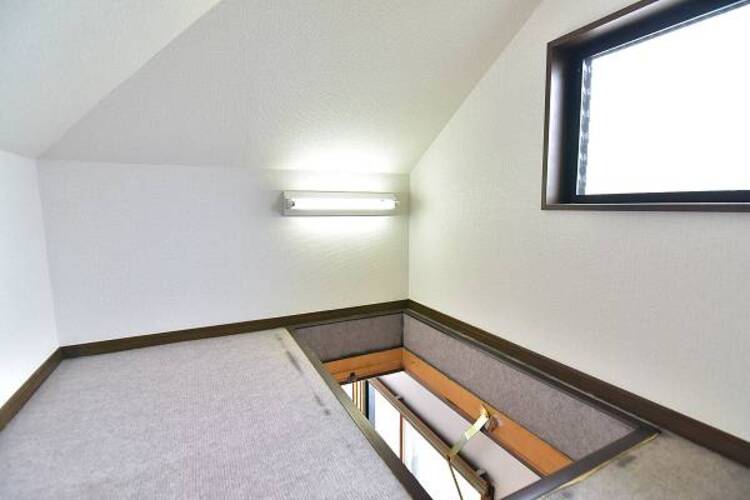 内装 窓付きで換気も可能な小屋裏収納。収納スペースとして幅広く活用できます。