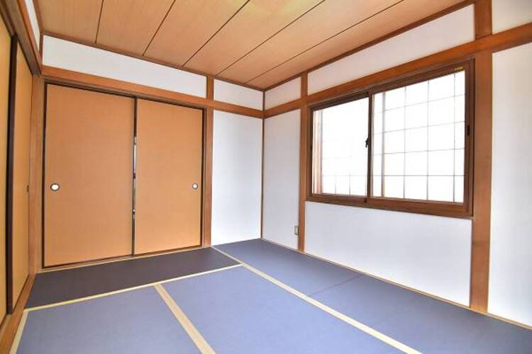 内装 落ち着いた雰囲気の和室。客間やお子様の遊び場など多目的に活用できます。