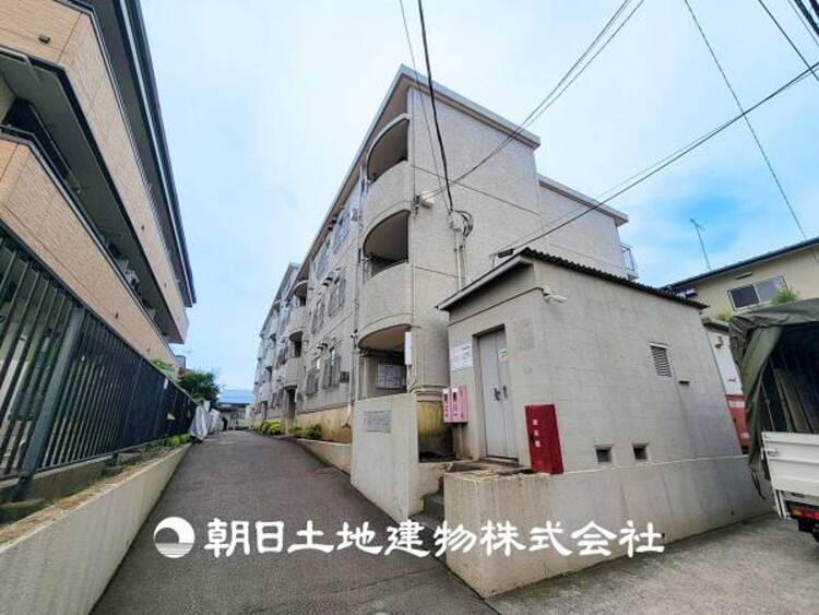 外観 【外観写真】 表現された空間はたくさんの光を浴び、風を感じ、暮らしの時間を豊かにしてくれます。デザインされた空間と競い合うかのような充実した建物と共に大切な家族の思い出を刻んでいきます。 