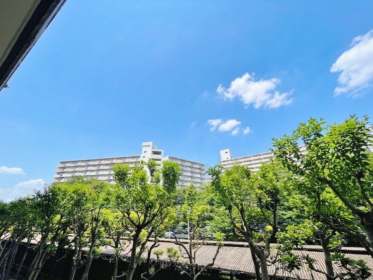 バルコニー 窓を開けると広がる青空。心をリフレッシュして日々を過ごしていきましょう。