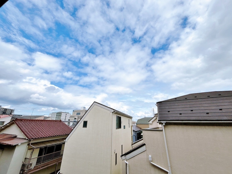 バルコニー 窓を開けると広がる青空。心をリフレッシュして日々を過ごしていきましょう。