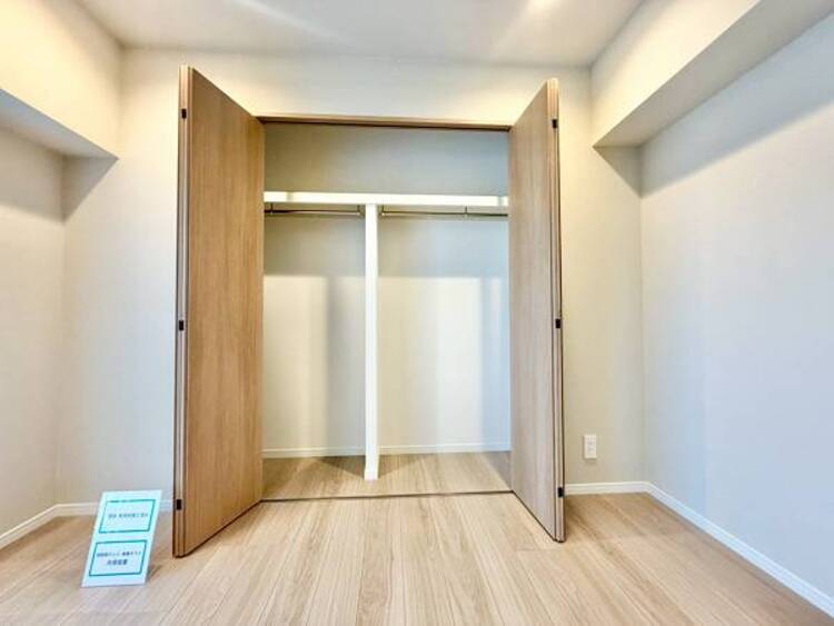 収納 大きなクローゼット。我が家のクローゼットは子供のおもちゃの空き箱でいっぱいですが、これだけ広い収納があればパパのスーツやママのバッグもしまえそうですね！  