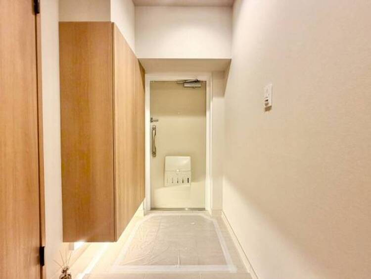 その他 白を基調としたウォシュレットトイレは清潔感あるプライベート空間を演出します。