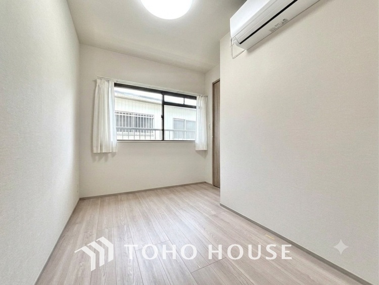 内装 使いやすく、明るい洋室に仕上がります。子供部屋や趣味のお部屋にご利用できます。ご自身で家具などを配置し、素敵な空間を創り上げられます。