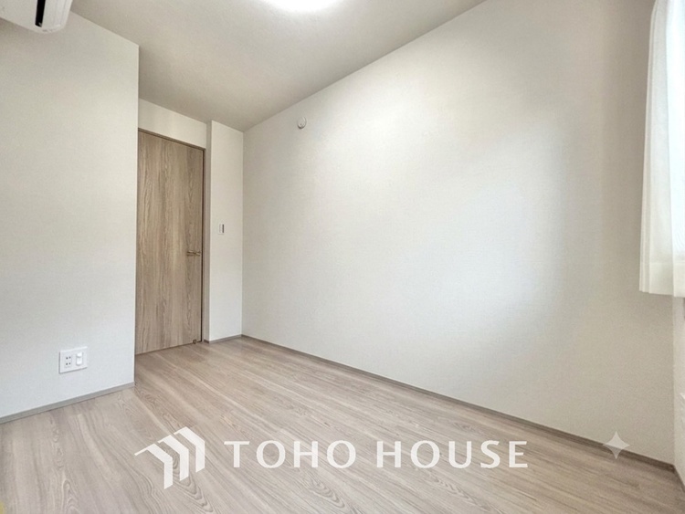 内装 使いやすく、明るい洋室に仕上がります。子供部屋や趣味のお部屋にご利用できます。ご自身で家具などを配置し、素敵な空間を創り上げられます。