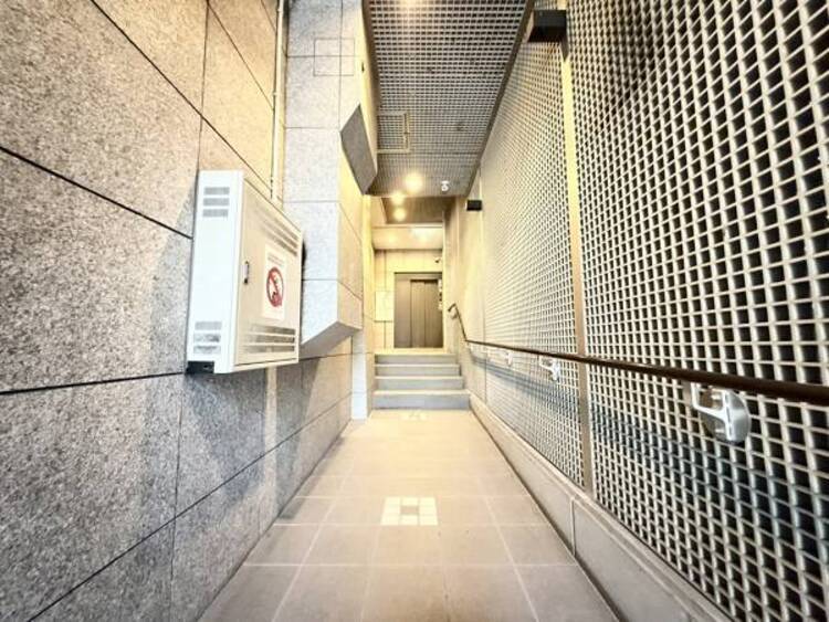 エントランス 防犯カメラも完備されておりマンションならではの防犯性の高さも住宅選びの大切な要素ですね。