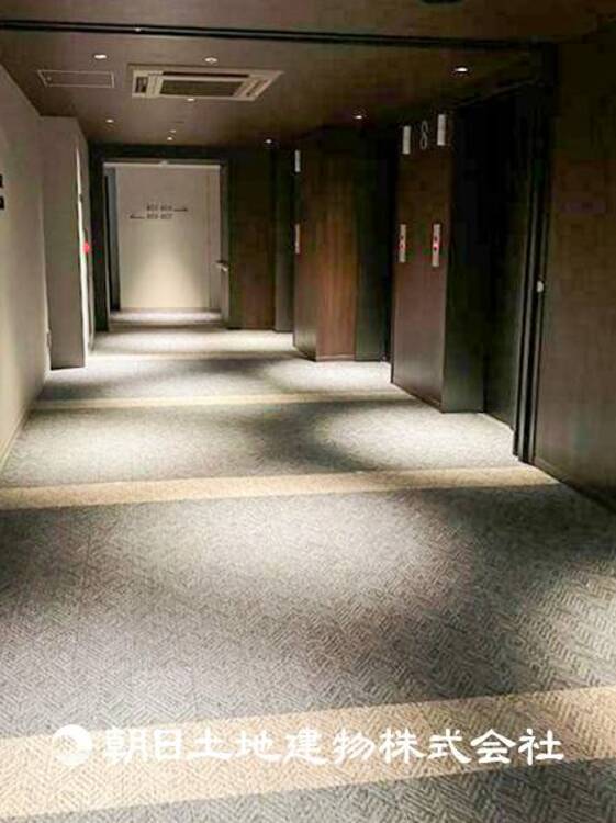 その他 【廊下】家族の色を映し出す洗練された邸宅は、ずっと輝き続けながらいつしか街の風景に溶け込んでいきます。
