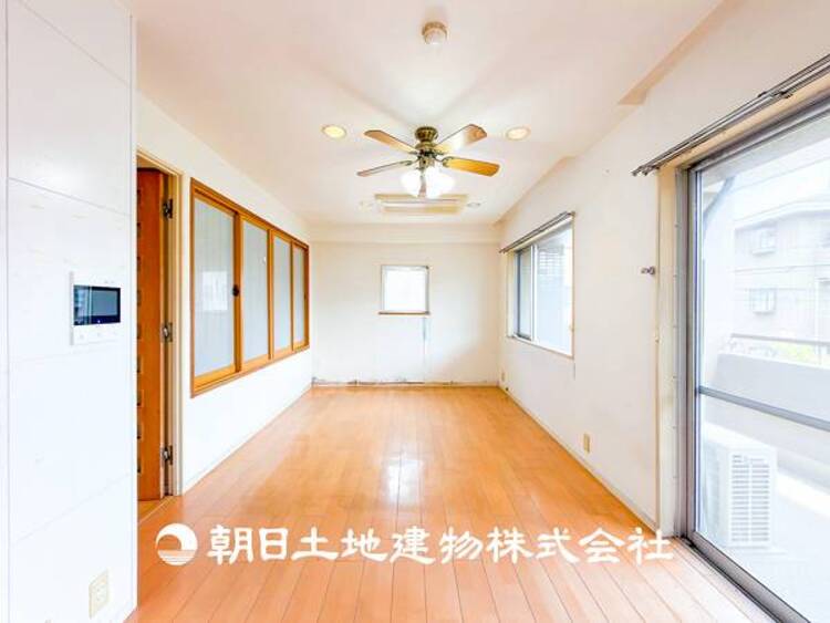 居間 【リビング】開放的で明るい空間が広がるLDK。リビングには潤沢な太陽が降り注ぎ、爽やかな住空間を演出できます