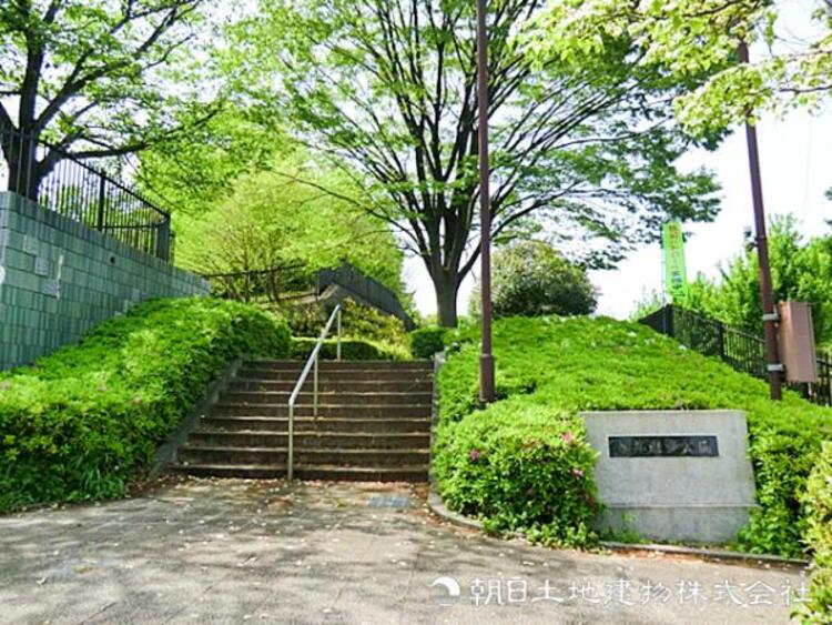 周辺 【金井遊歩公園】950ｍ　遊歩道が整備されていて、豊かな自然を感じながらお散歩や軽い運動、お子様との外遊びなどに利用できます。