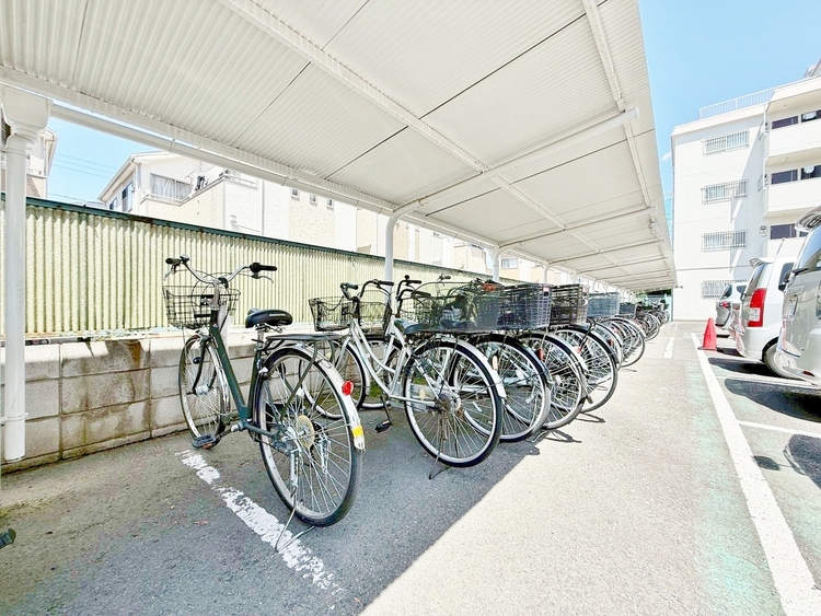 設備 きちんと整備された駐輪場。住む方の心遣いが感じられます。