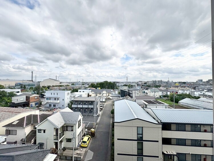バルコニー 窓を開けると広がる青空。心をリフレッシュして日々を過ごしていきましょう。