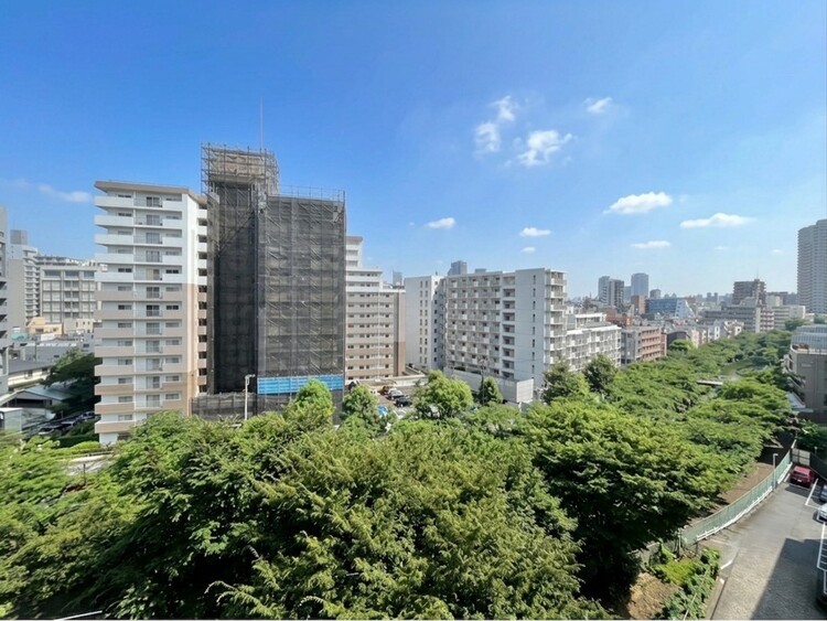 バルコニー 窓を開けると広がる青空。心をリフレッシュして日々を過ごしていきましょう。