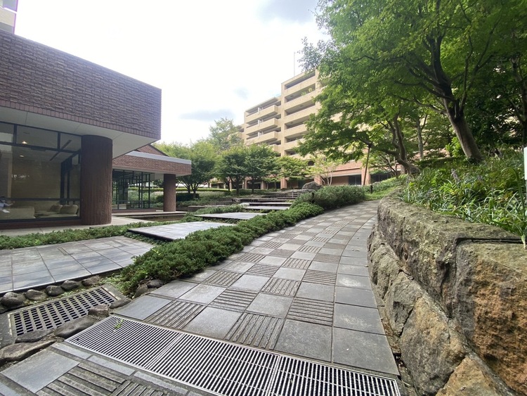 バルコニー 【Blue sky terrace】見上げると、空。時間を忘れ大空を見上げるなんて、いつぶりだろうか。こんなにも広く美しい情景がこの頭上にあったなんて。時間を忘れ、時を知る。