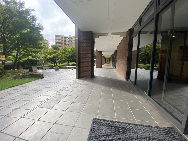 その他 【By the window】◆窓辺◆窓を開けベランダに出ると当所なく広がる街と空のスクリーン。風が凪ぎ一時停止する目の前の画面