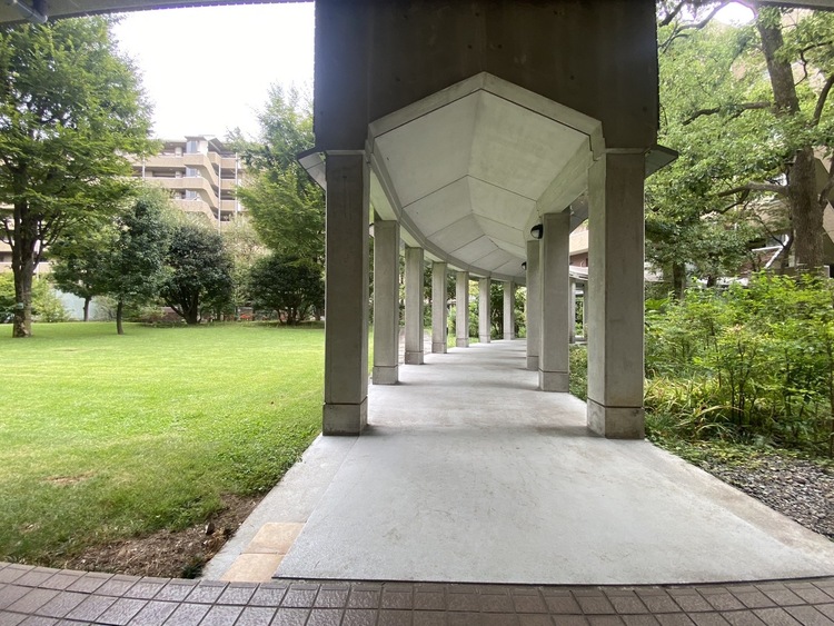 その他 ◆木漏れ日◆の様な採光が優しく足元を照らし、心地いい暮らしの道しるべを写し出す。この空間で過ごす家族との語らいの時間がとても素敵で幸せを感じるかもしれない。【Holiday of a home】