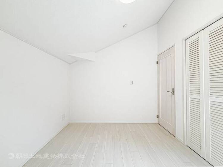 内装 採光を確保した明るい室内は風通しも良く穏やかな時が流れます！様々な生活スタイルにも対応可能な間取り。採光もアクセントの一つとして。この明るい好みの空間で読書をしたり、音楽を聞いたりと一人の時間も充実！