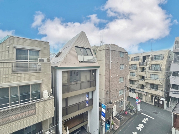 バルコニー 窓を開けると広がる青空。心をリフレッシュして日々を過ごしていきましょう。