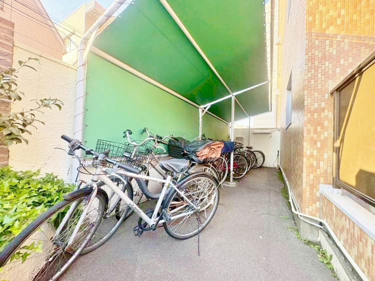 設備 きちんと整備された駐輪場。住む方の心遣いが感じられます。