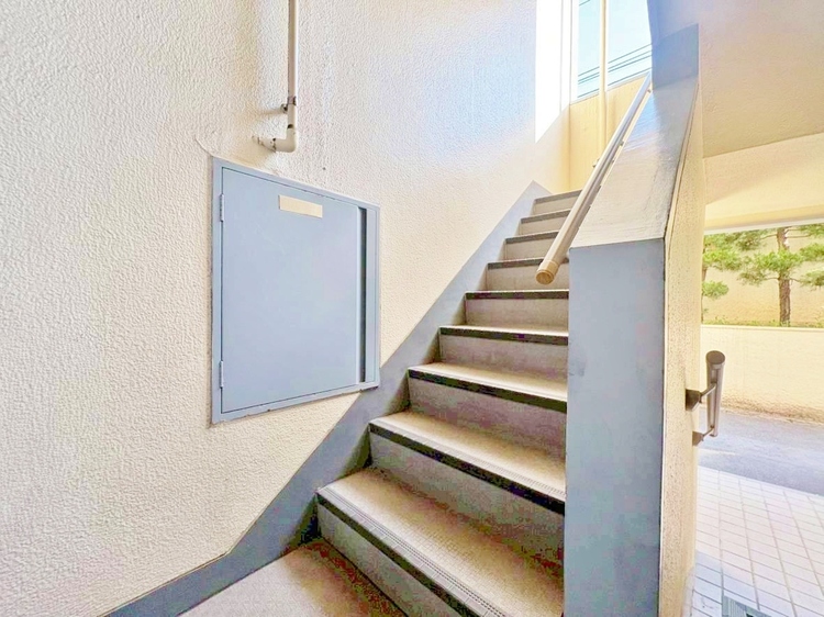 その他 落ち着いた雰囲気の階段。手すりも常設しているので、ゆったりお使いになれます。