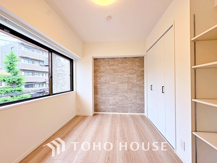 内装 使いやすく、明るい洋室に仕上がります。子供部屋や趣味のお部屋にご利用できます。ご自身で家具などを配置し、素敵な空間を創り上げられます。