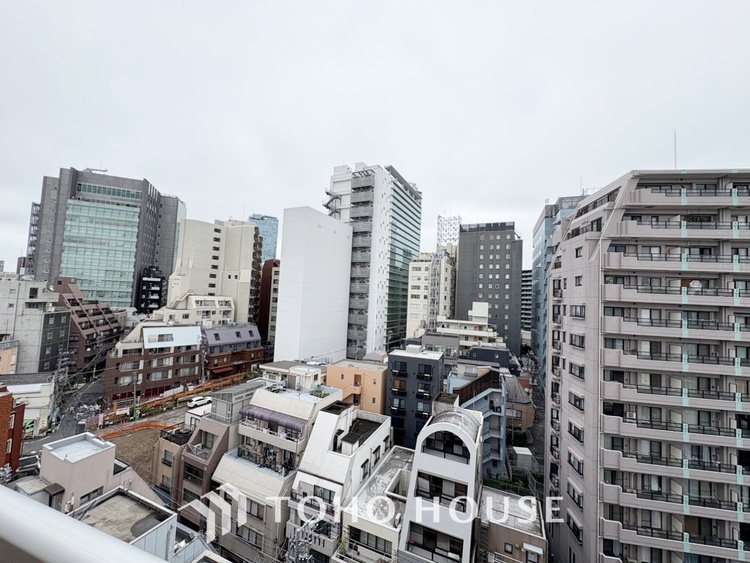 内装 ◆青空テラス◆ベランダから望む紺碧の空からそよ風、そして目に映るのはグリーン広がる風光明媚な世界。それは清々しい自然の薫りを肌で感じる幸せな空間。