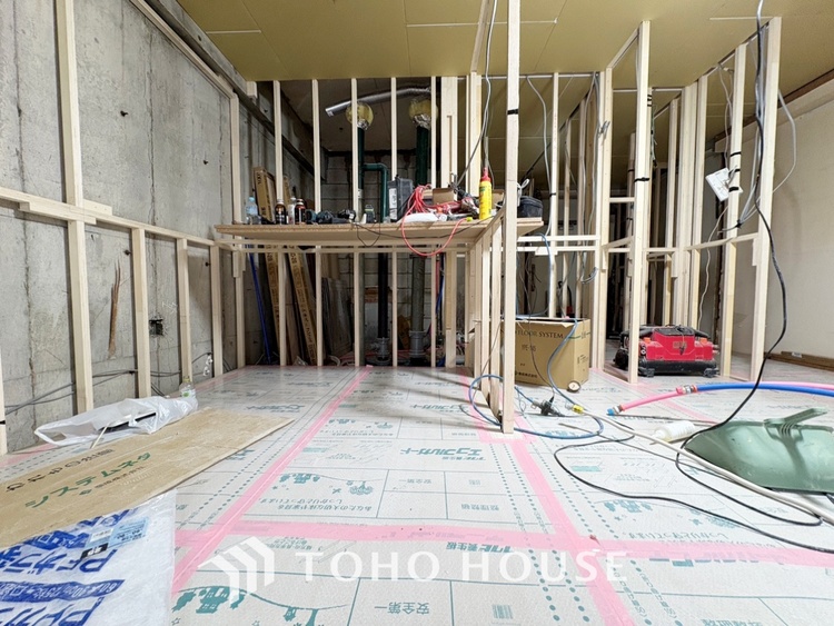 キッチン 【Kitchen】美しく使いやすいキッチンは油汚れが簡単に拭き取れる素材で加工されており、浄水器シャワーから流す水の音を軽減する静かなシンクを採用。見えないところにさり気ない配慮が嬉しい
