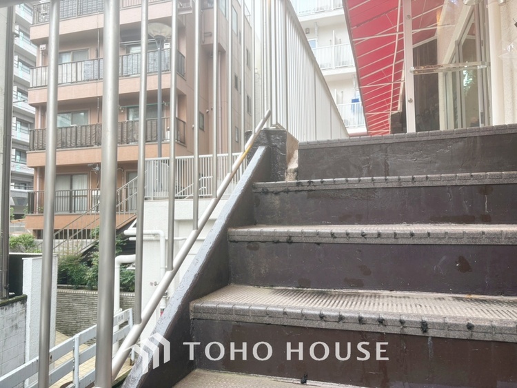 トイレ 【toilet】トイレットペーパーの使用回数を減らせることです。 シャワートイレを使用すれば、洗浄して汚れを落とすことができるため、トイレットペーパーの使用を最小限にとどめることができます。