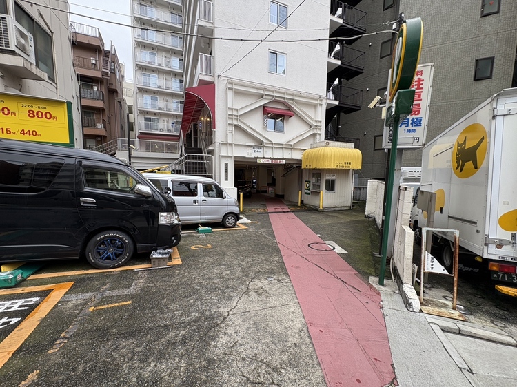 洗面 【Wash basin】十分な大きさの洗面台は収納もさる事ながら、身だしなみチェックや歯磨きなど、朝の慌ただしい時間でもホテルライクなスペースで余裕とゆとりを感じて頂けます。