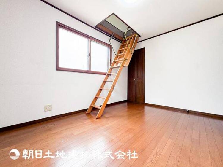 内装 【居室】一人で過ごす空間は音楽を聴いたり読書をしたりと趣味を楽しめる空間です。
